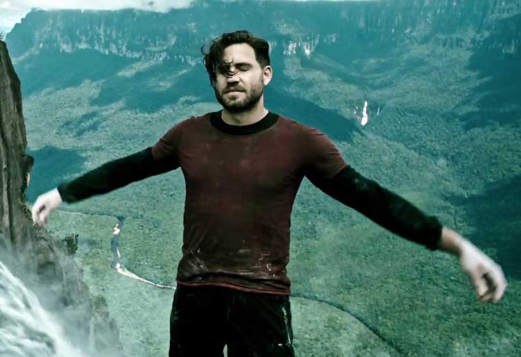 Extreme-sports fan Bodhi (Edgar Ramirez) takes an extreme rest at the top of a waterfall