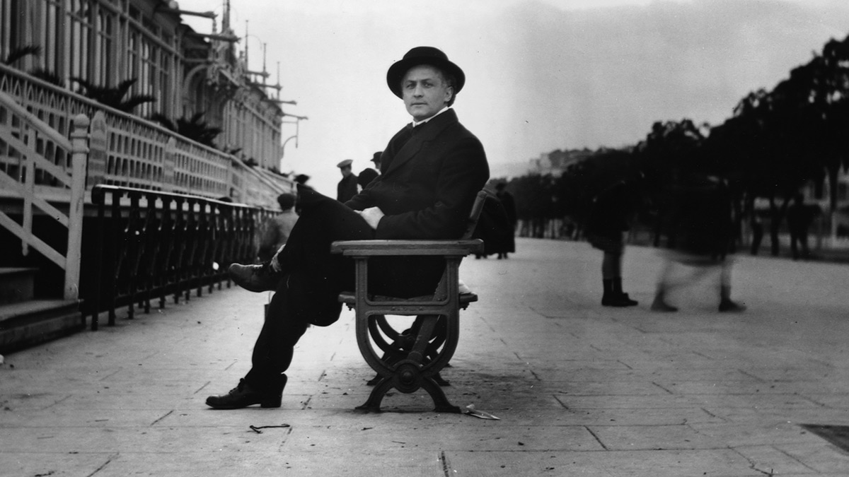 Harry Houdini sat on a bench