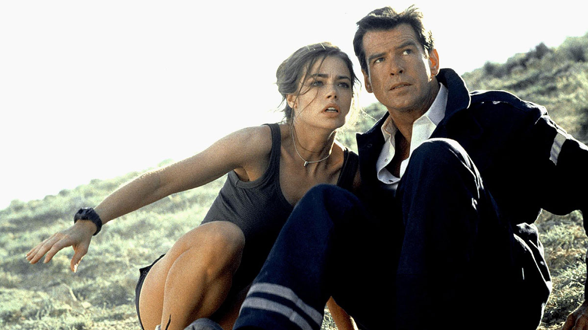 Denise Richards and Pierce Brosnan in The World Is Not Enough