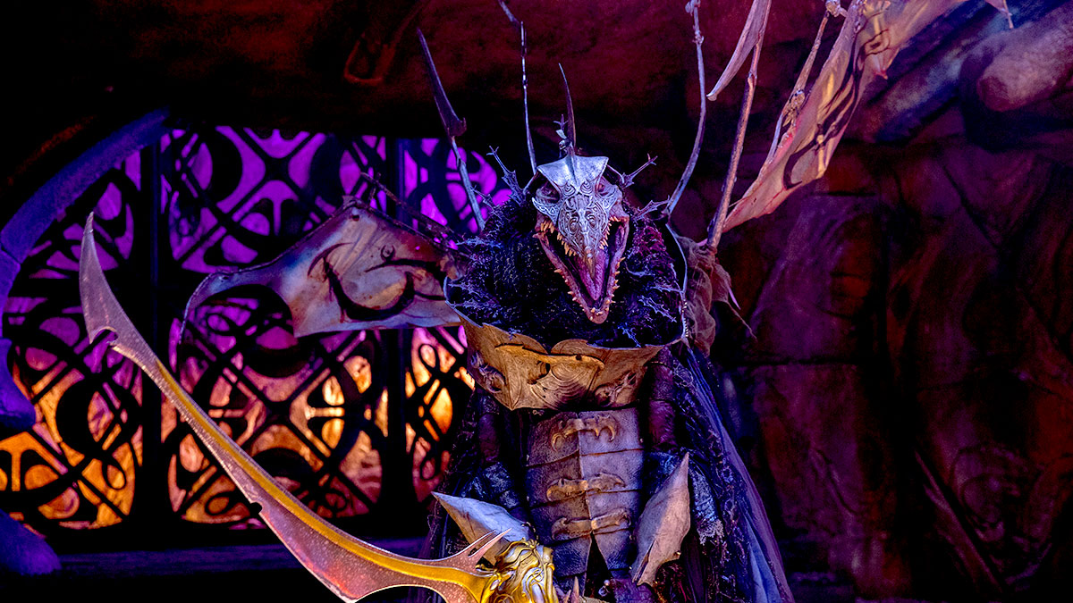 A Skeksis wielding a sword in The Dark Crystal: Age Of Resistance