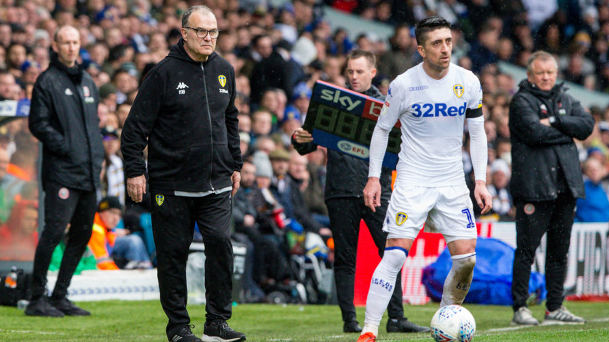 Marcelo Bielsa (left) managing Leeds United 