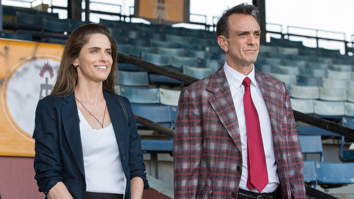 Amanda Peet and Hank Azaria in Brockmire
