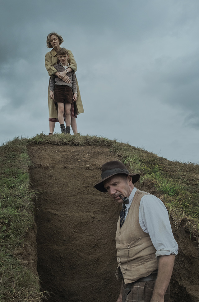 Ralph Fiennes and Carey Mulligan in Netflix film The Dig
